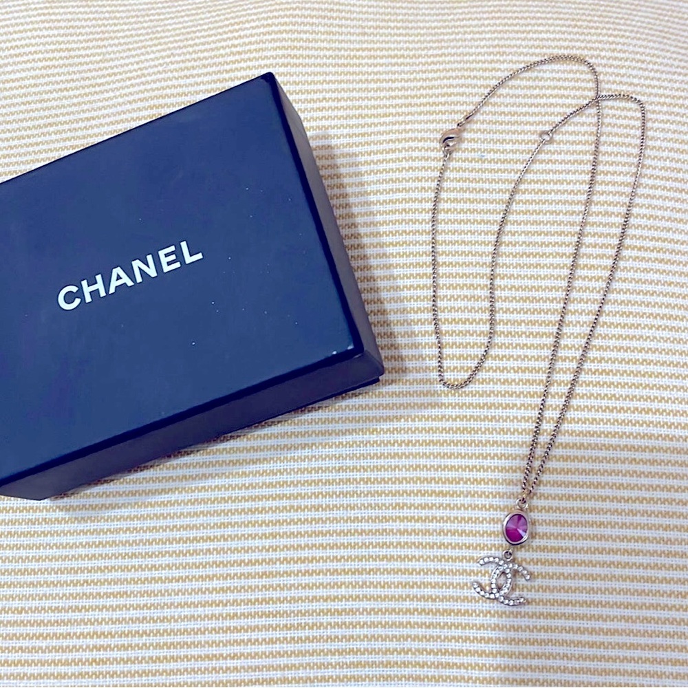 Vintage Authentic Chanel Pink Necklace - pre-owned